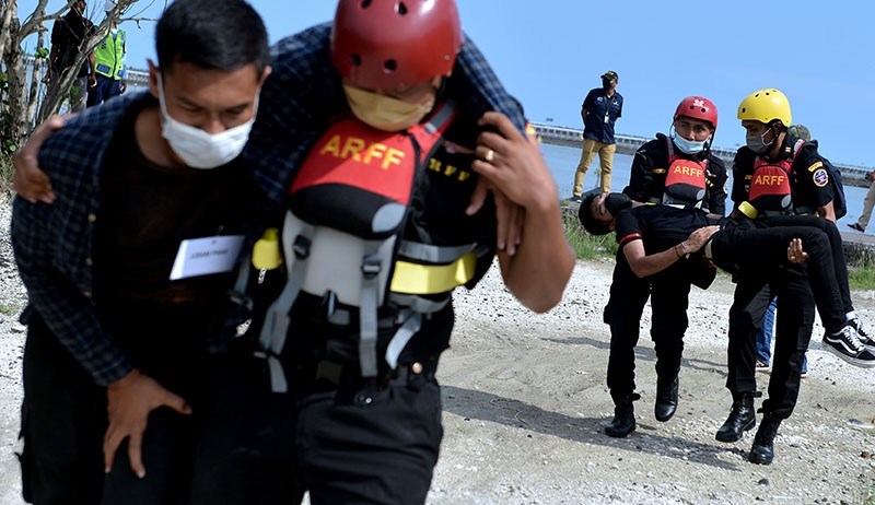 Petugas Bandara Ngurah Rai Evakuasi Korban Kecelakaan Pesawat - Bagian 1