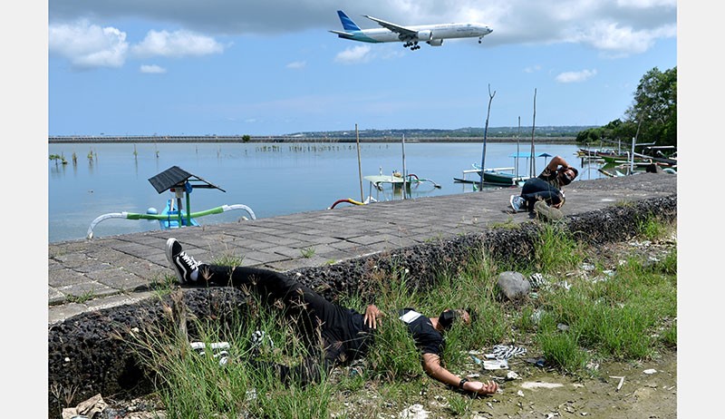 Petugas Bandara Ngurah Rai Evakuasi Korban Kecelakaan Pesawat - Bagian 3