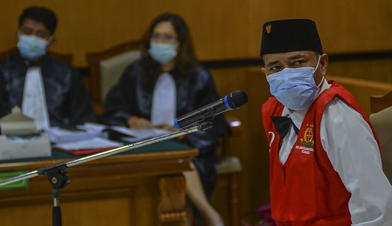 M Kece Acungkan 2 Jempol saat Sidang Perdana Penistaan Agama - Bagian 3