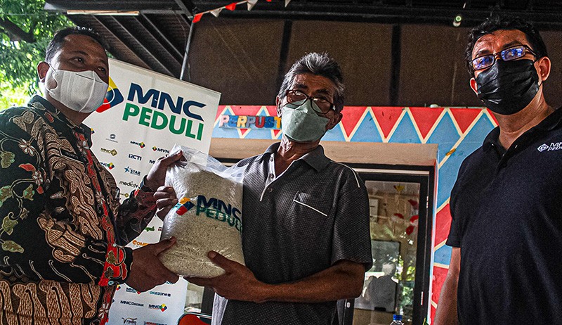 MNC Peduli Berbagi Ratusan Paket Beras untuk Difabel dan Lansia Petojo Utara - Bagian 1