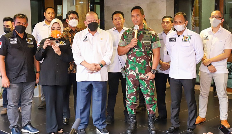 Panglima TNI Jenderal Andika Perkasa Sambangi Rumah Ketua DPD LaNyalla - Bagian 1