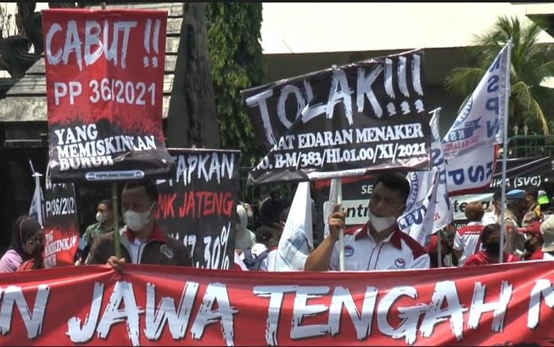 Demo di Kantor Gubernur, Buruh Jateng Desak Ganjar Batalkan UMP 2022