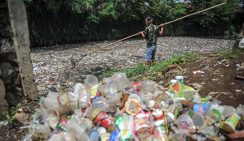 Lautan Sampah Penyebab Banjir dan Bau Tak Sedap di Sungai Bojong Citepus - Bagian 1