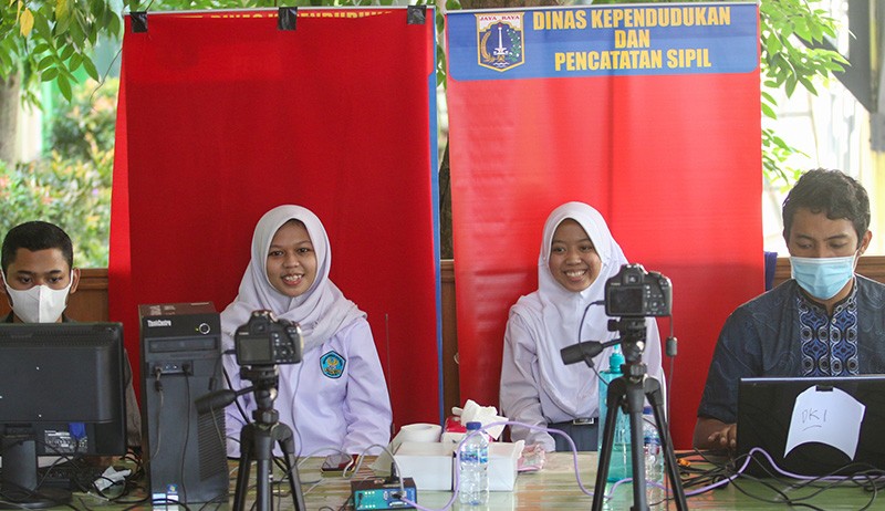 Dukcapil Jemput Bola Rekam E-KTP Pelajar SMA - Bagian 1