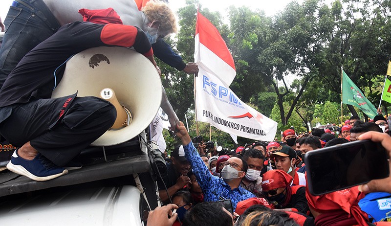 Anies Baswedan Duduk bersama Buruh di Jalan, Ungkap UMP Jakarta Tak Layak - Bagian 4