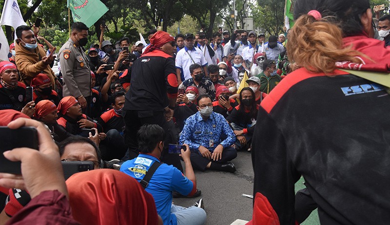 Anies Baswedan Duduk bersama Buruh di Jalan, Ungkap UMP Jakarta Tak Layak - Bagian 1