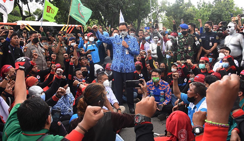 Anies Baswedan Duduk bersama Buruh di Jalan, Ungkap UMP Jakarta Tak Layak - Bagian 2
