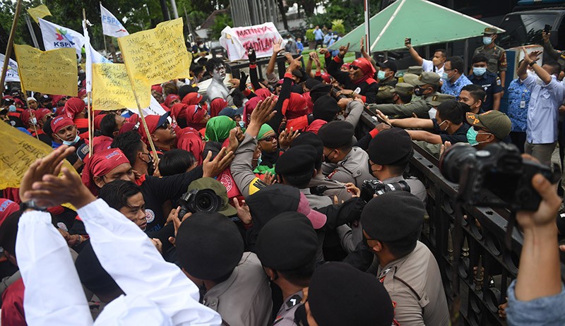 Bawa Bendera Kuning, Massa Buruh Coba Terobos Pagar Balai Kota Jakarta - Bagian 1