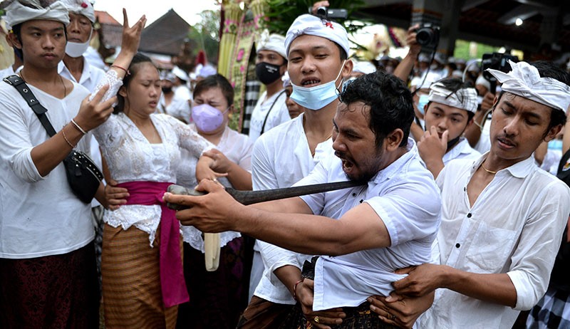 Kesurupan, Umat Hindu Bali Menusukkan Keris ke Tubuh - Bagian 1