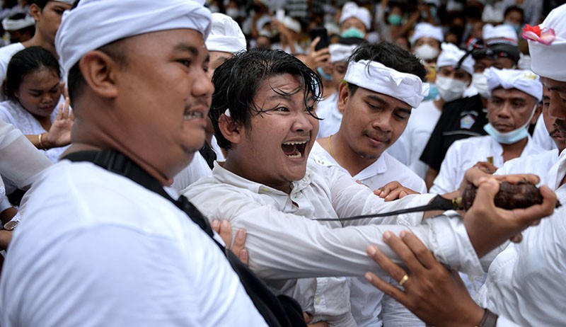 Kesurupan, Umat Hindu Bali Menusukkan Keris ke Tubuh - Bagian 3