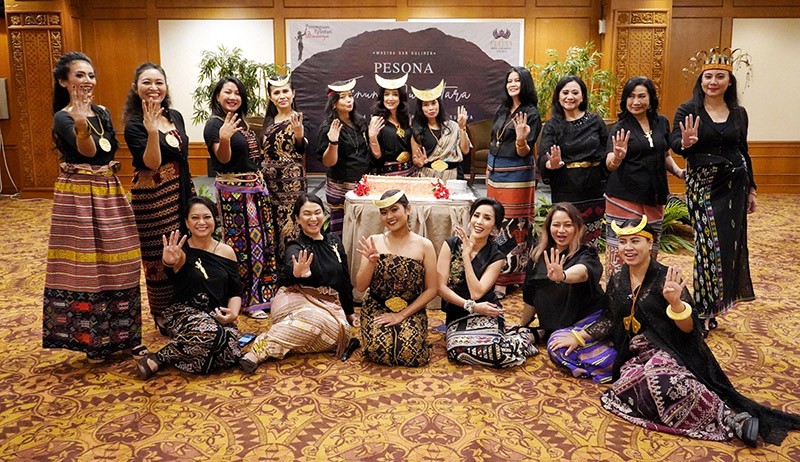 Pesona Tenun Nusantara Digelar Komunitas Perempuan Pelestari Budaya - Bagian 1