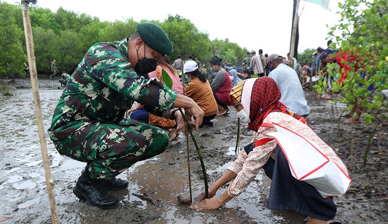 Penanaman 1.200 Bibit Mangrove di Pantai Bedul Taman Nasional Alas Purwo - Bagian 1