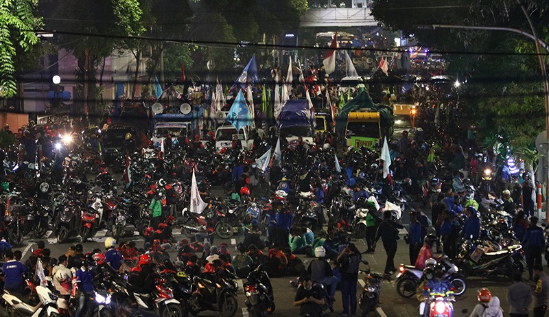 Tuntut Kenaikan Upah, Ribuan Buruh Penuhi Jalan Utama Kota Surabaya - Bagian 1