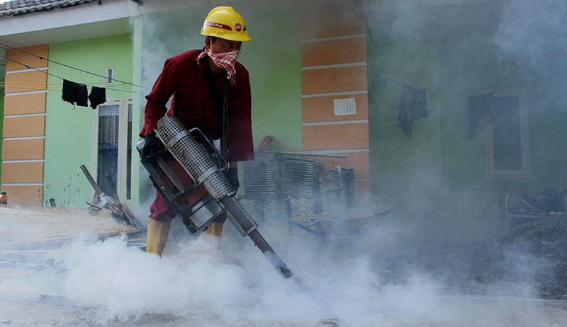 Fogging Cegah Penyebaran Nyambuk Aedes Aegypti Penyebab DBD - Bagian 1