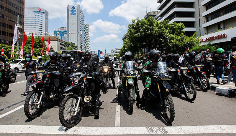 TNI-Polri Bubarkan Aksi Reuni 212 - Bagian 1