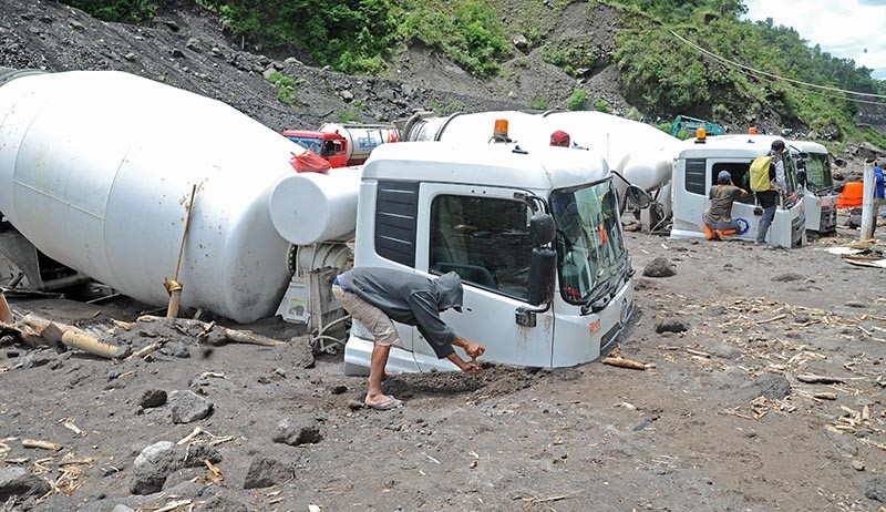 4 Truk Terjebak Lahar Hujan di Lereng Gunung Merapi - Bagian 1