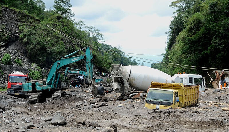 4 Truk Terjebak Lahar Hujan di Lereng Gunung Merapi - Bagian 3