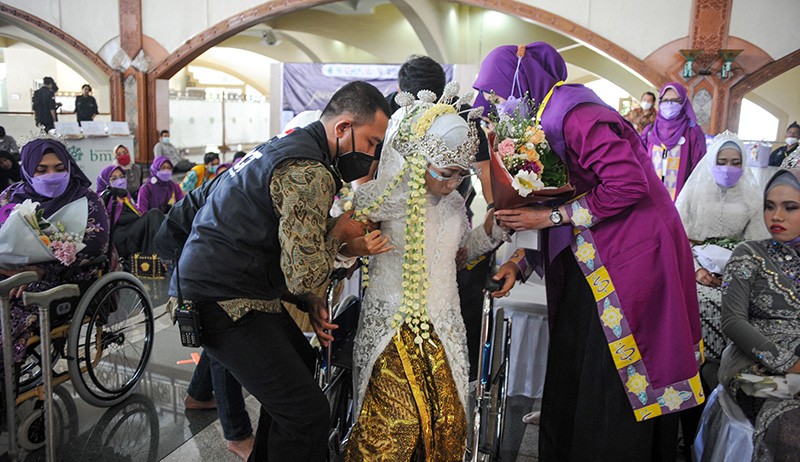 Belasan Pasangan Disabilitas Ikuti Nikah Massal - Bagian 2