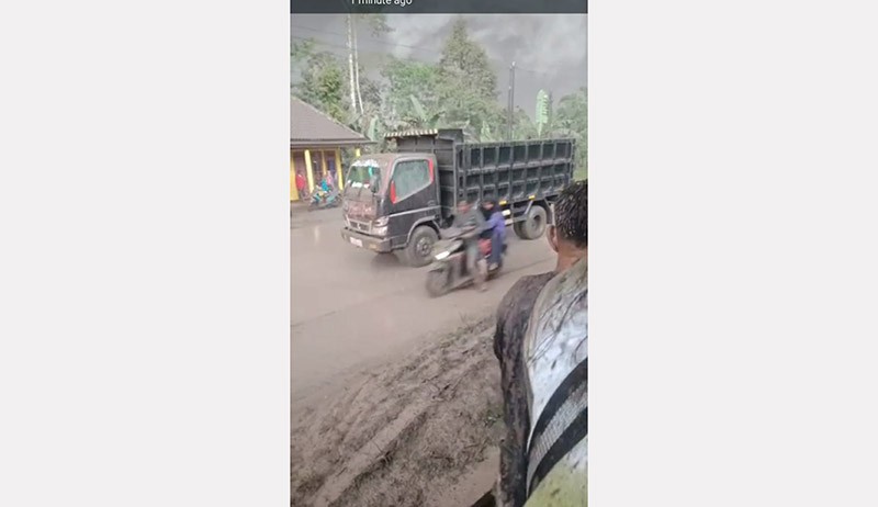 Foto-Foto Lahar Dingin Terjang Lumajang akibat Gunung Semeru Meletus - Bagian 2