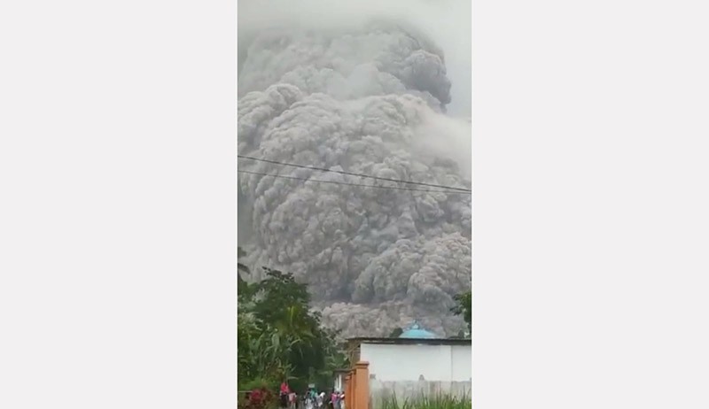 Foto Terbaru Gunung Semeru Meletus, Awan Panas Membubung Tinggi - Bagian 3