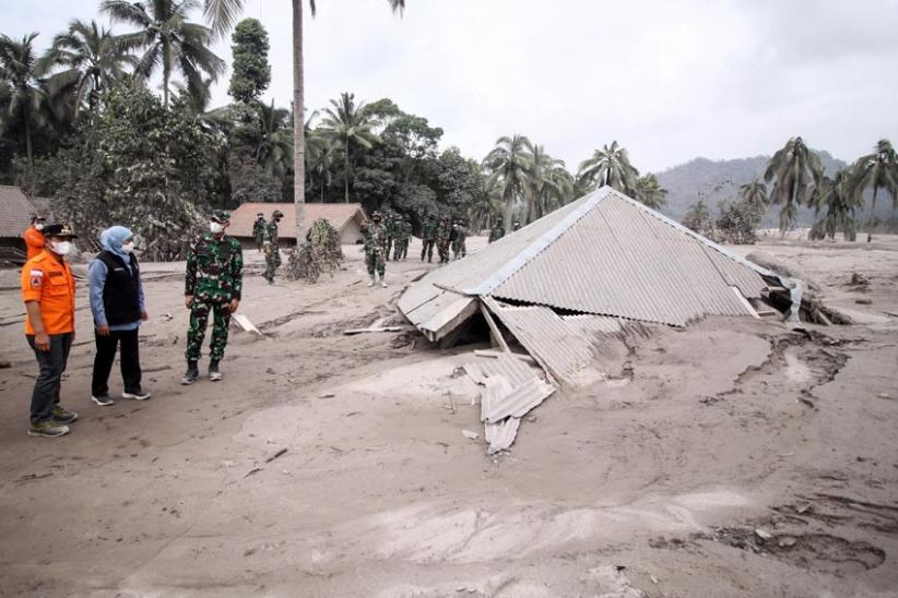 Gubernur Khofifah Kunjungi Desa Sumber Wuluh yang Tertutup Abu Vulkanik Semeru   - Bagian 1