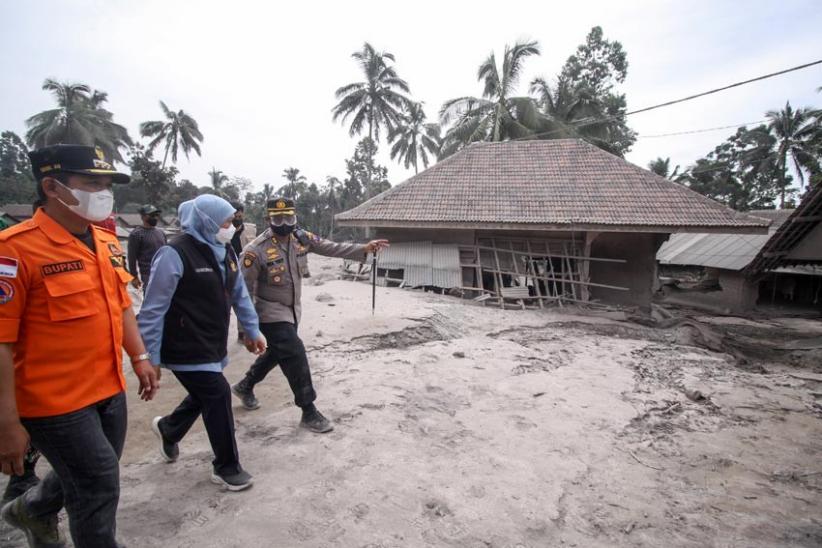 Gubernur Khofifah Kunjungi Desa Sumber Wuluh yang Tertutup Abu Vulkanik Semeru   - Bagian 2