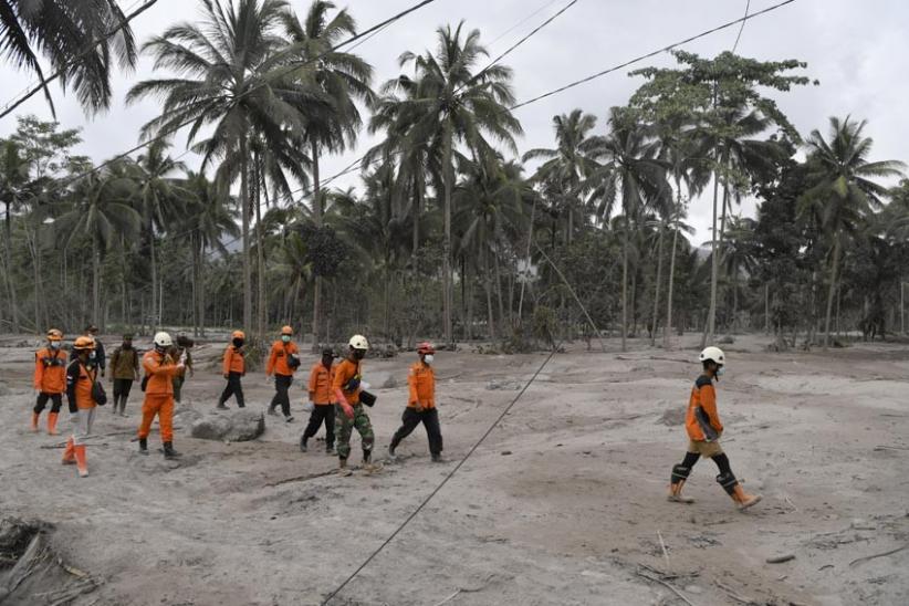 Cari Korban Letusan Semeru, Tim SAR Gabungan Susuri Desa Sumber Wuluh yang Tertutup Abu Vulkanik - Bagian 3