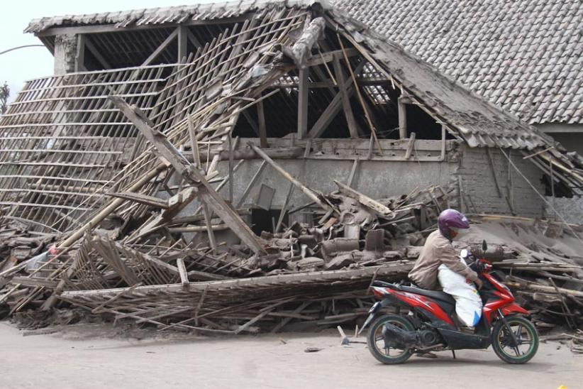 Rumah Hancur, Warga Korban Letusan Gunung Semeru Mencari Sisa-sisa Barang  - Bagian 2