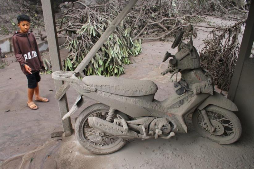 Rumah Hancur, Warga Korban Letusan Gunung Semeru Mencari Sisa-sisa Barang  - Bagian 5