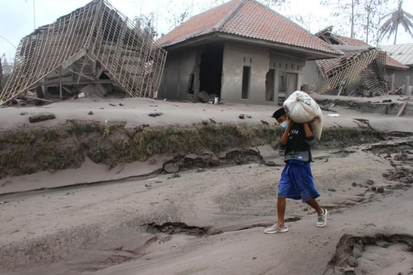 Rumah Hancur, Warga Korban Letusan Gunung Semeru Mencari Sisa-sisa Barang  - Bagian 4