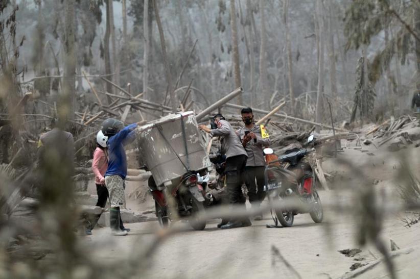 Material Letusan Gunung Semeru Ratakan Dusun Sumbersari Lumajang - Bagian 6