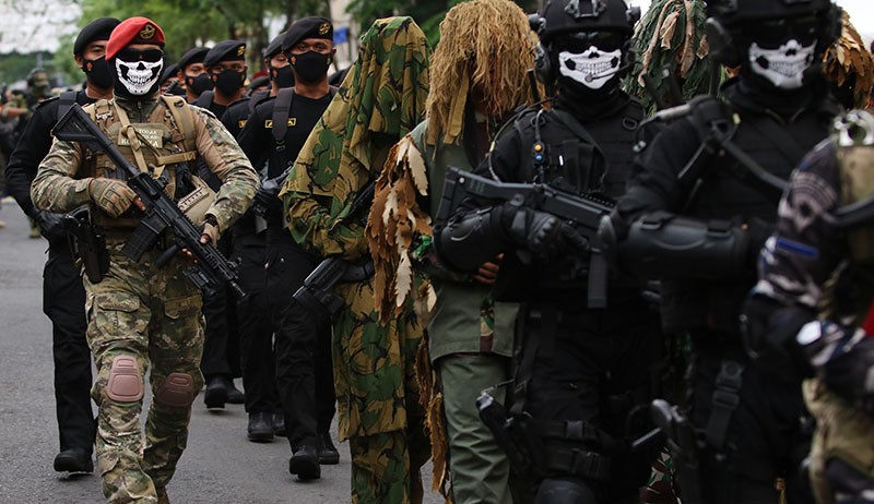 Peringatan Hari Armada, Prajurit TNI AL Defile Pasukan di Jalan Tunjungan - Bagian 1