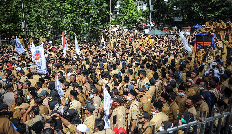 Ratusan Perangkat Desa Jawa Barat Unjuk Rasa Tuntut Tambah Tunjangan - Bagian 2