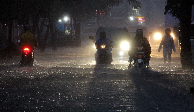 Curah Hujan Tinggi, Sejumlah Ruas Jalan di Makassar Banjir - Bagian 1