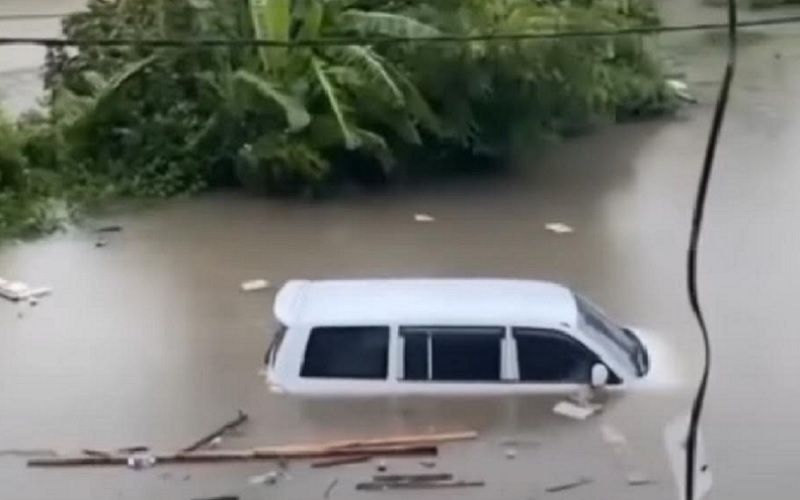 Banjir di Denpasar dan Badung, Mobil Terendam hingga Warga Dievakuasi