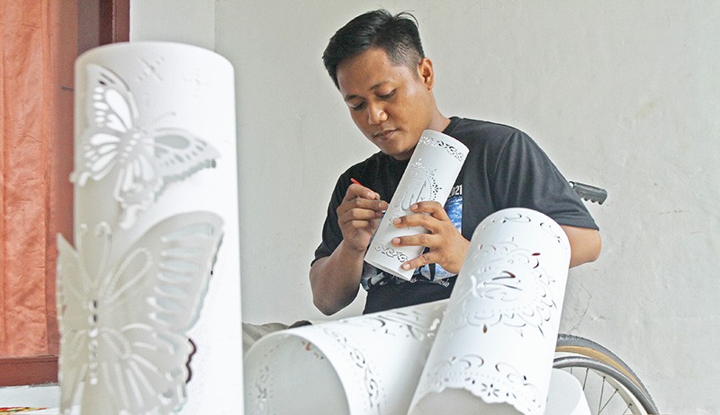 Penyandang Disabilitas Ini Mampu Produksi 60 Lampion per Bulan - Bagian 2