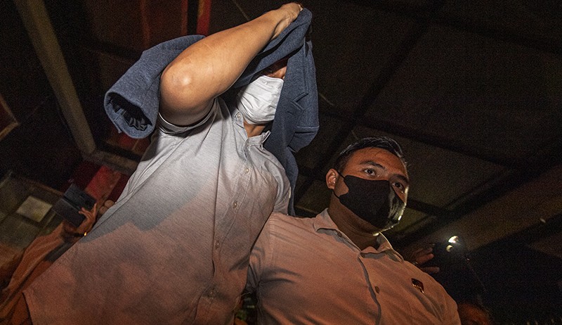 Malu, Dosen Unsri Tersangka Pelecehan Seksual Tutup Muka dengan Jaket - Bagian 1