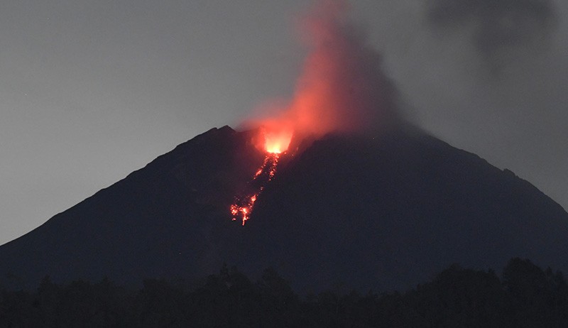 Foto-Foto Gunung Semeru Keluarkan Lava Pijar - Bagian 1