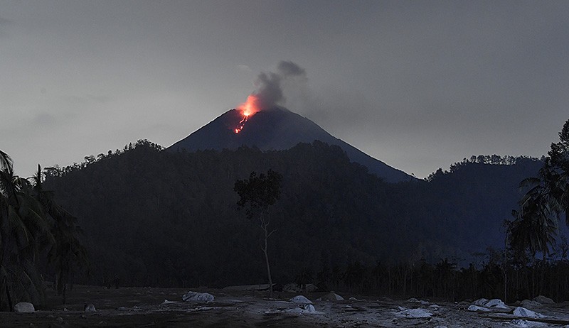 Foto-Foto Gunung Semeru Keluarkan Lava Pijar - Bagian 2