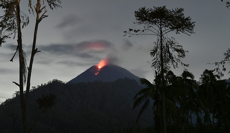 Foto-Foto Gunung Semeru Keluarkan Lava Pijar - Bagian 3