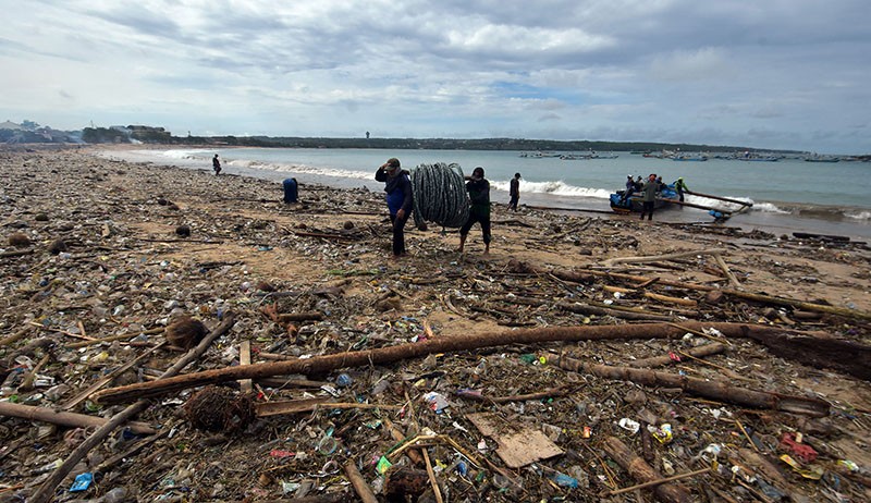 Dampak Cuaca Ekstrem, Sampah Berserakan di Pesisir Pantai Bali - Bagian 1