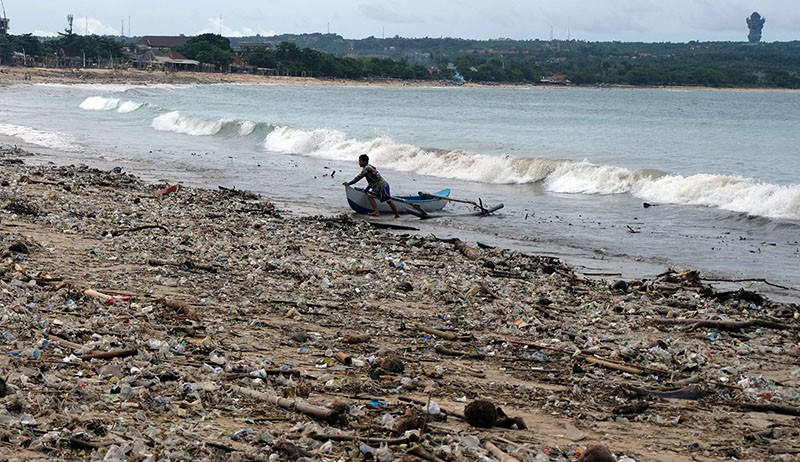 Dampak Cuaca Ekstrem, Sampah Berserakan di Pesisir Pantai Bali - Bagian 2
