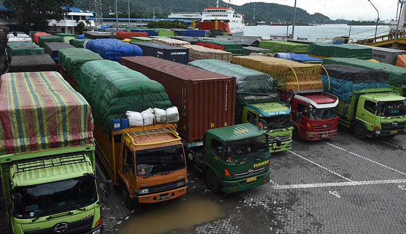 Cuaca Buruk, Truk Antre Panjang untuk Menyeberang di Pelabuhan Merak - Bagian 1