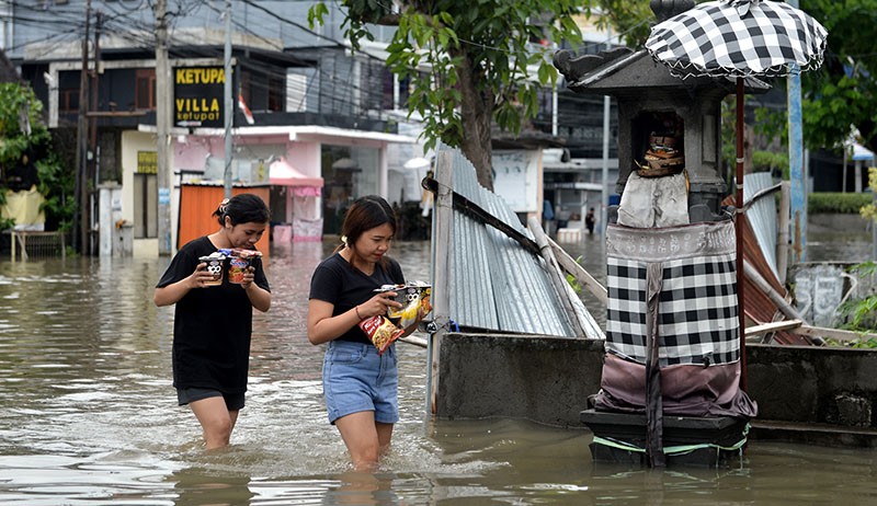 Kawasan Wisata Kuta Bali Terendam Banjir - Bagian 1