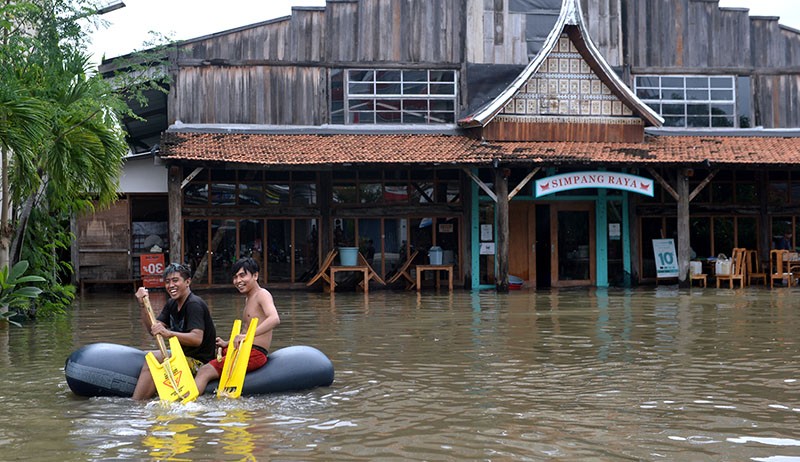 Kawasan Wisata Kuta Bali Terendam Banjir - Bagian 3