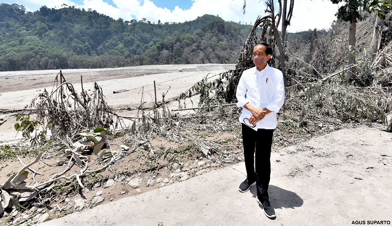 Presiden Jokowi Cek Dampak Letusan Gunung Semeru - Bagian 1