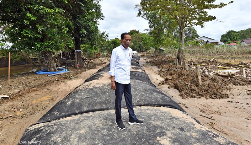 Presiden Jokowi Cek Pembuatan Geobag Penahan Banjir di Sintang - Bagian 1