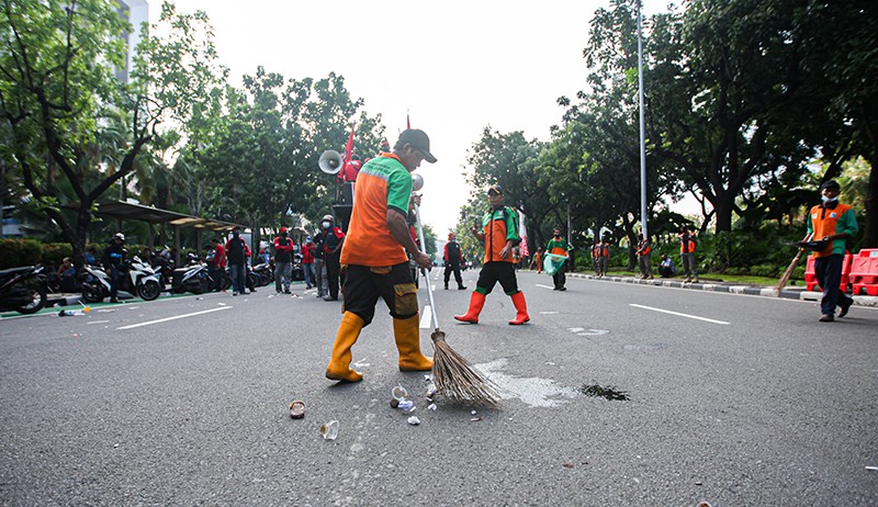 Demo Buruh Bubar, Petugas PPSU Gerak Cepat Bersihkan Sampah Berserakan di Jalan - Bagian 5