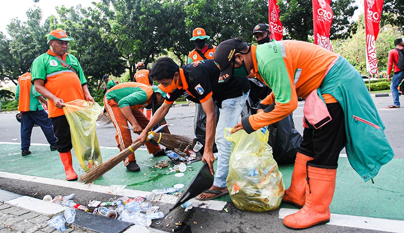 Demo Buruh Bubar, Petugas PPSU Gerak Cepat Bersihkan Sampah Berserakan di Jalan - Bagian 2