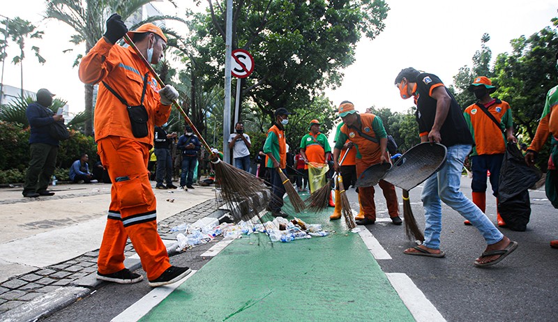 Demo Buruh Bubar, Petugas PPSU Gerak Cepat Bersihkan Sampah Berserakan di Jalan - Bagian 1